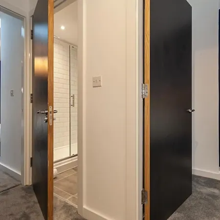 Superb 2 Bed Flat 5Min To Old Trafford Stadium-2